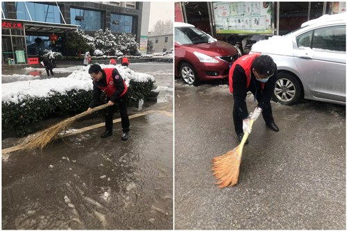 党委书记戢汉斌（左）、院长陆华新（右）正在清扫医院马路上的积雪