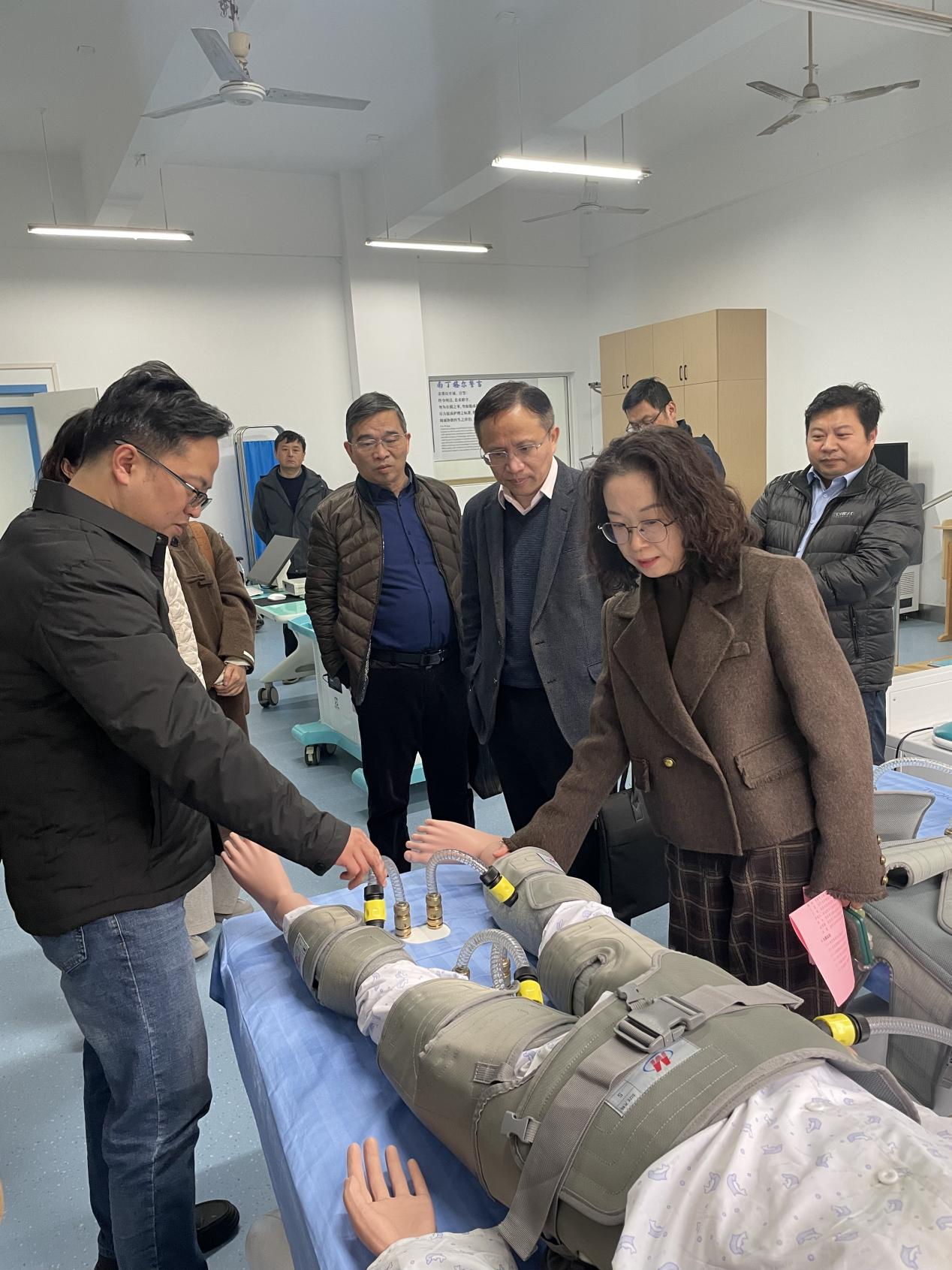 刘连忠院长、高海兵主席一行参观医护学院康复治疗技术实训中心