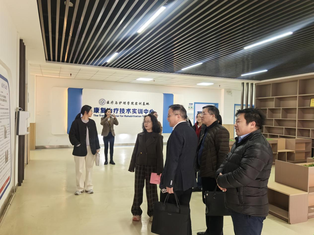刘连忠院长、高海兵主席一行参观医护学院康复治疗技术实训中心